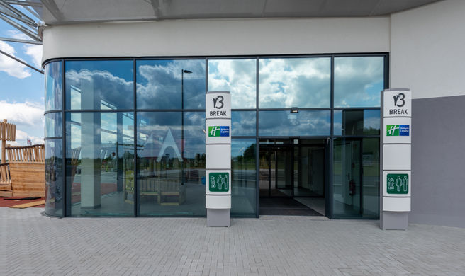 Holiday Inn Exp South A7 AS42 Exterior