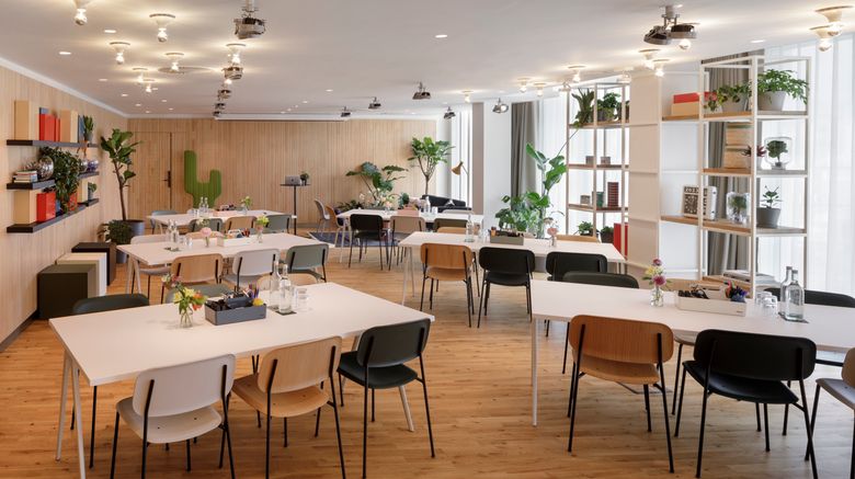 <b>Zoku Paris Lobby</b>. Images powered by <a href="https://www.leonardoworldwide.com/" title="Leonardo Worldwide" target="_blank">Leonardo</a>.