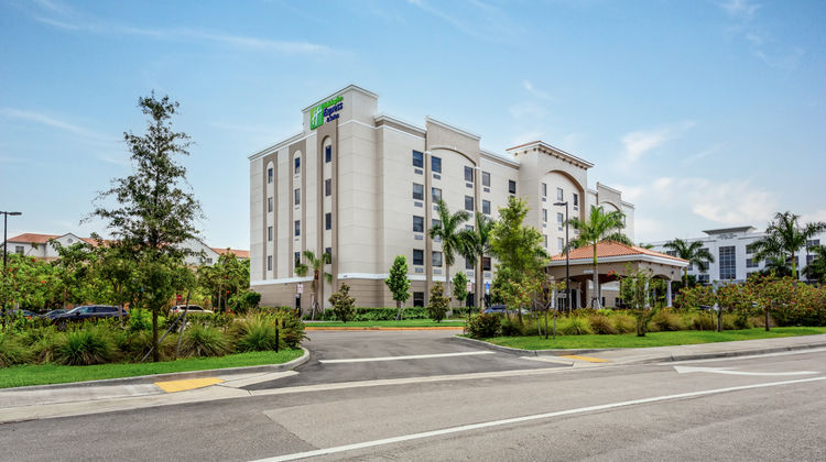 Holiday Inn Express & Suites Miramar Exterior