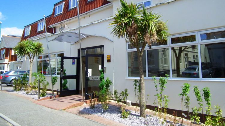 Riviera Hotel and Holiday Apartments Exterior
