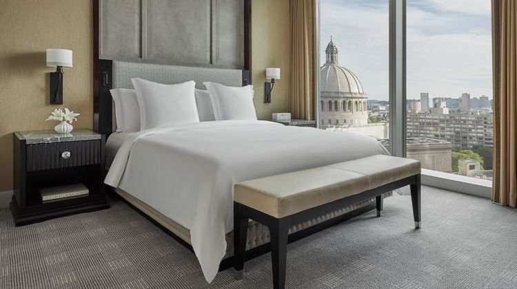 Four Seasons One Dalton Street Suite