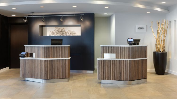Courtyard by Marriott Edison Woodbridge Lobby
