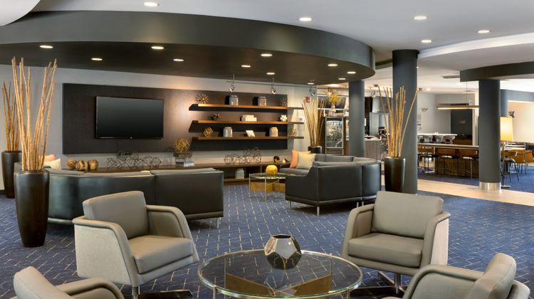 Courtyard by Marriott Edison Woodbridge Lobby