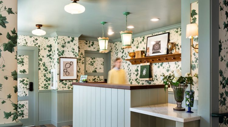 Le Petit Pali at 8th Ave Lobby