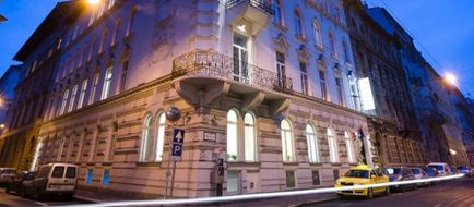 Ikonik Parlament Exterior