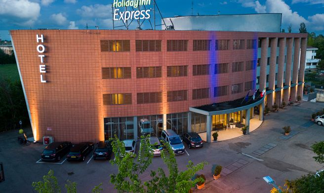Holiday Inn Express Parma Exterior