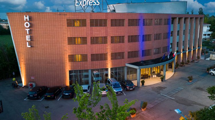 Holiday Inn Express Parma Exterior