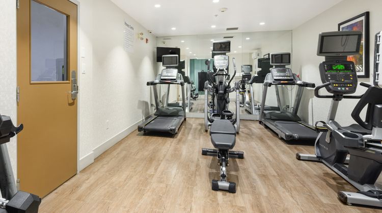 Holiday Inn Express & Suites Surrey Health Club