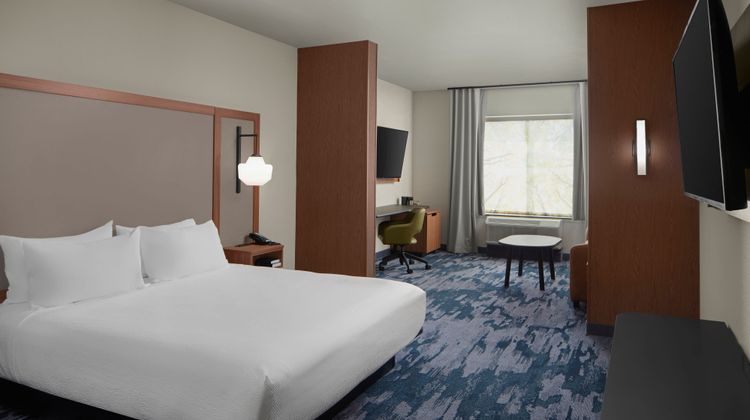 Fairfield Inn & Suites Middletown Suite