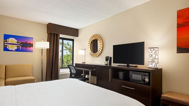 <b>Holiday Inn Washington Dulles Airport Room</b>. Images powered by <a href="https://www.leonardoworldwide.com/" title="Leonardo Worldwide" target="_blank">Leonardo</a>.