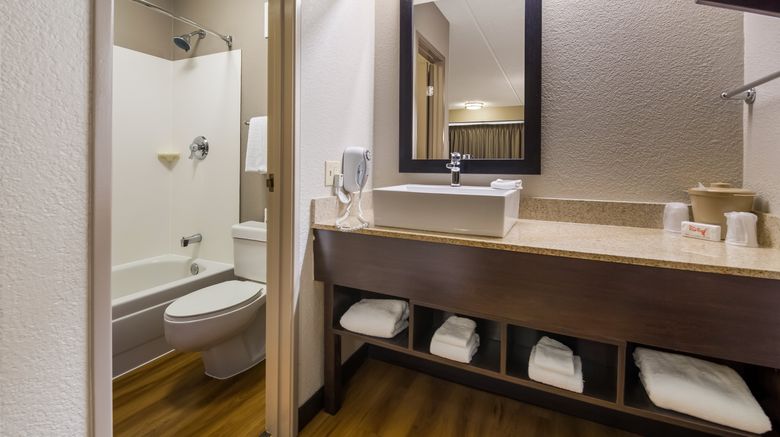 <b>Red Roof PLUS+ Nashville Airport Room</b>. Images powered by <a href="https://www.leonardoworldwide.com/" title="Leonardo Worldwide" target="_blank">Leonardo</a>.