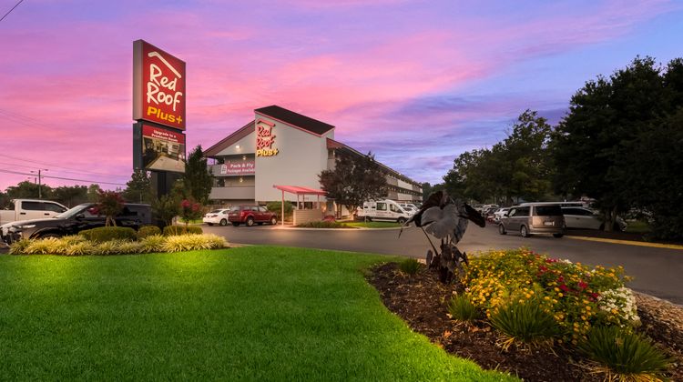 Red Roof PLUS+ Nashville Airport Exterior