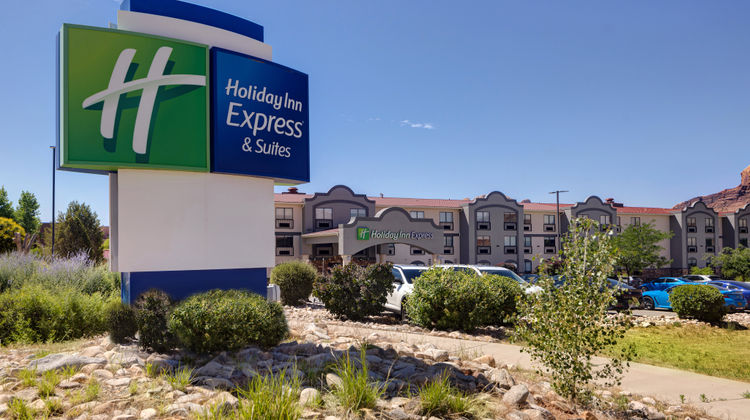Holiday Inn Express Hotel & Suites Exterior