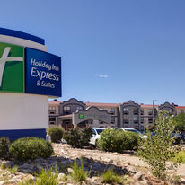 Holiday Inn Express Hotel & Suites