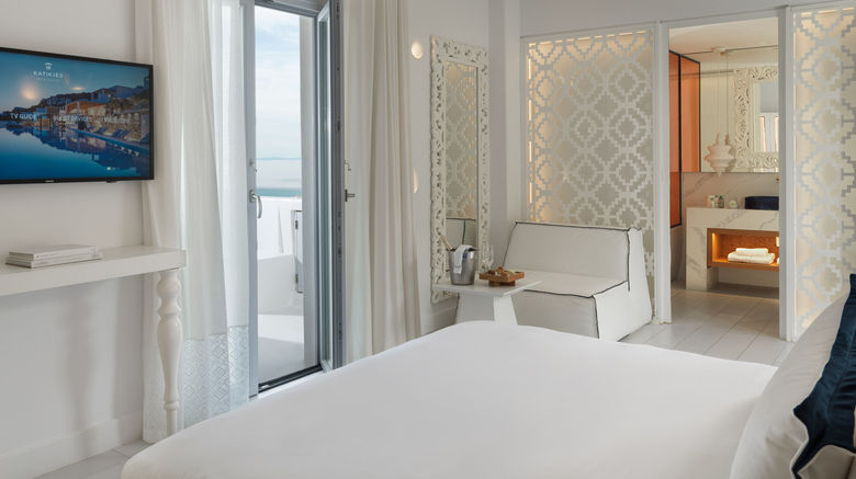 <b>Katikies Mykonos Room</b>. Images powered by <a href="https://www.leonardoworldwide.com/" title="Leonardo Worldwide" target="_blank">Leonardo</a>.