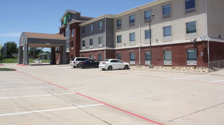 Holiday Inn Express Shamrock N Exterior