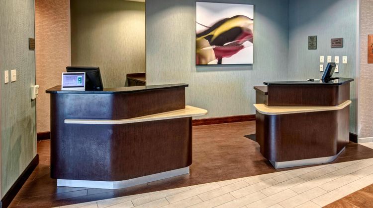 Courtyard Marriott Newport News Airport Lobby