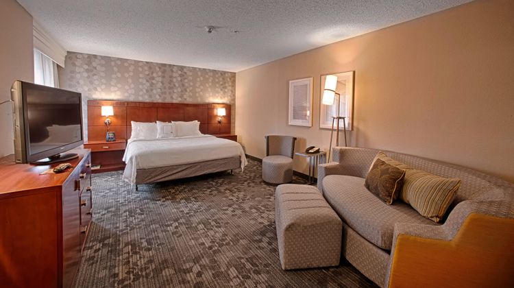 Courtyard by Marriott Wall Township Suite