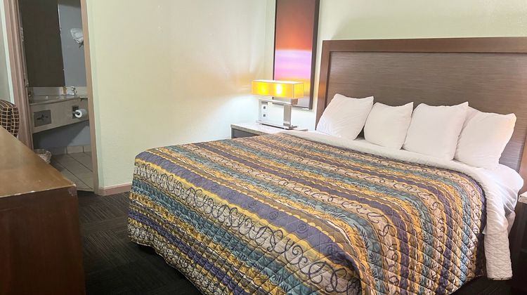 Red Carpet Inn Macon Riverside Room