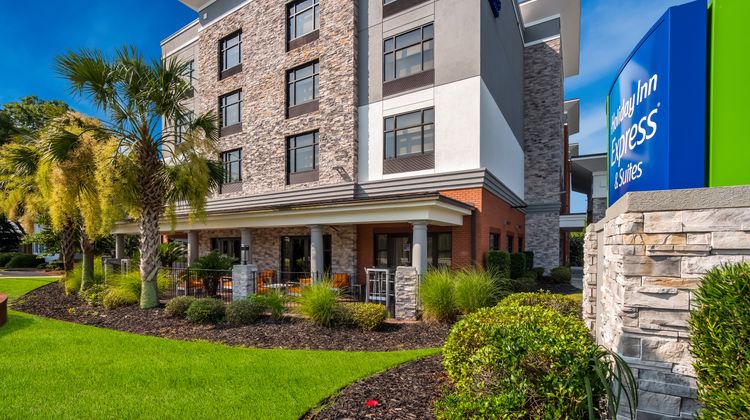Holiday Inn Express & Suites Lexington Exterior