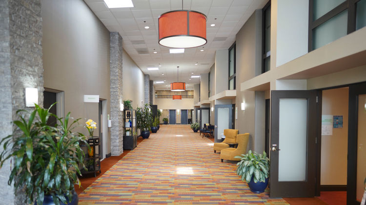 Holiday Inn Hotel & Suites Exterior