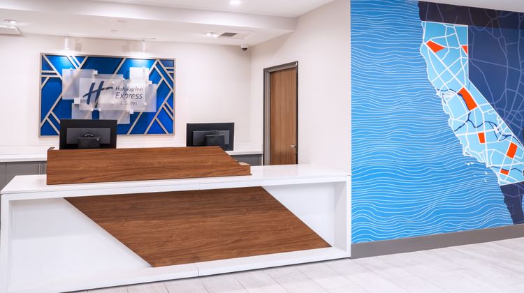Holiday Inn Express La Mesa Exterior