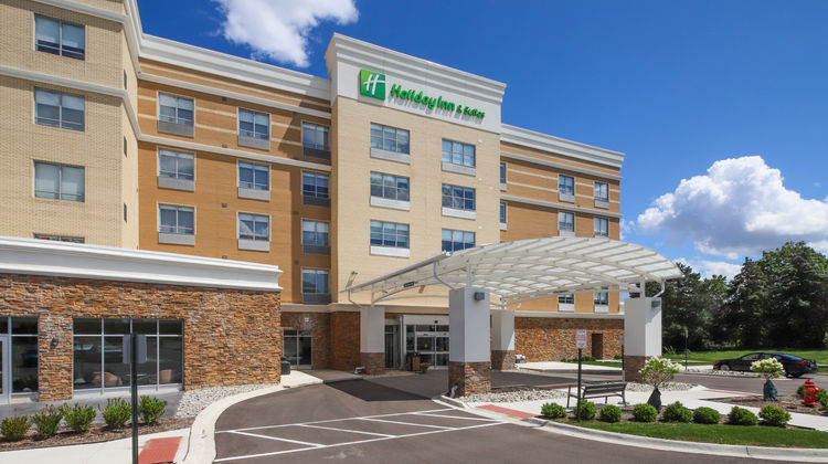 Holiday Inn & Suites Detroit-Troy Exterior