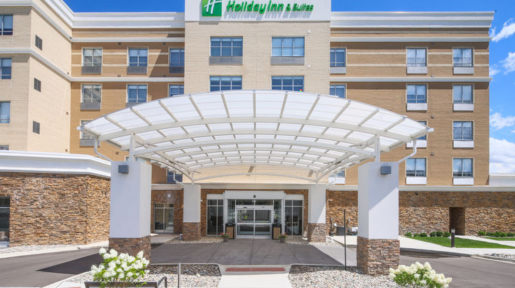 Holiday Inn & Suites Detroit-Troy Exterior