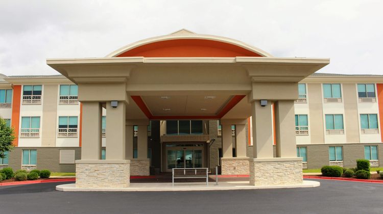 Holiday Inn Express & Suites Exterior