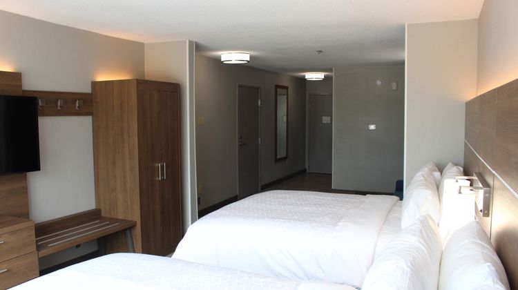 Holiday Inn Express & Suites Room