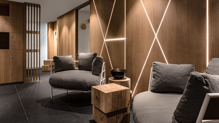White 1921 Courchevel Spa
