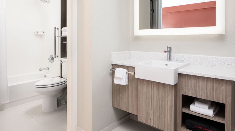 SpringHill Suites Downtown/West End Suite
