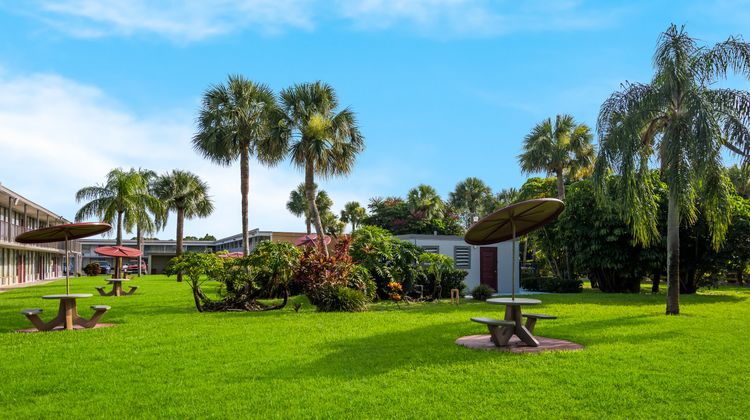 HomeTowne Studios Vero Beach - I-95 Exterior