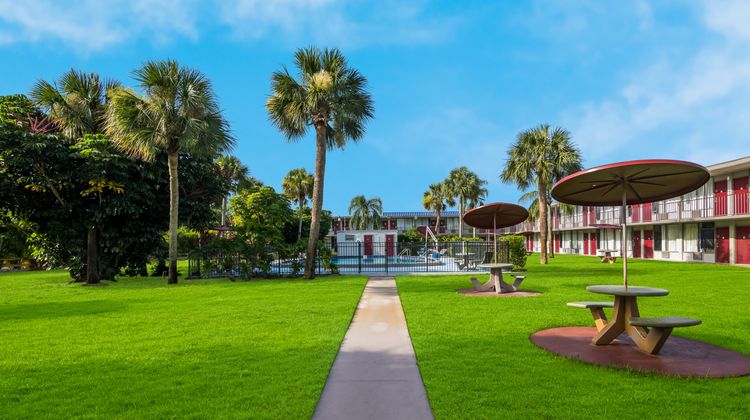 HomeTowne Studios Vero Beach - I-95 Exterior