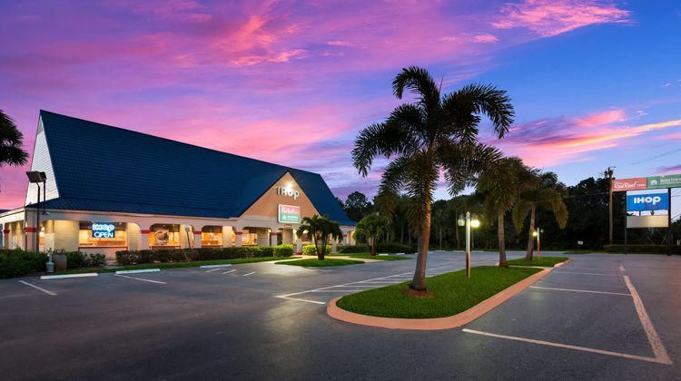 HomeTowne Studios Vero Beach - I-95 Exterior