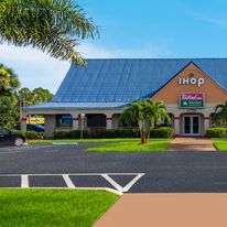 HomeTowne Studios Vero Beach - I-95