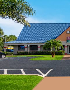 HomeTowne Studios Vero Beach - I-95