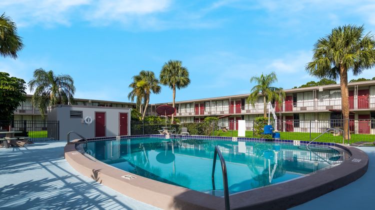 HomeTowne Studios Vero Beach - I-95 Pool