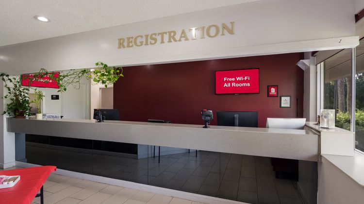 HomeTowne Studios Vero Beach - I-95 Lobby