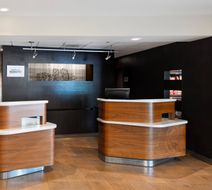 Courtyard Cincinnati Blue Ash Lobby
