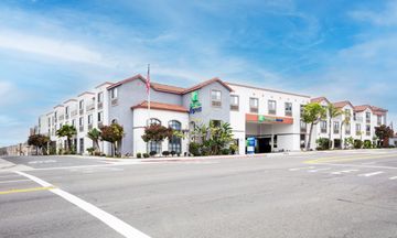 Holiday Inn Express Hotel & Suites