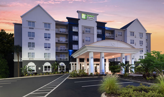 Holiday Inn Express Hotel & Suites Exterior