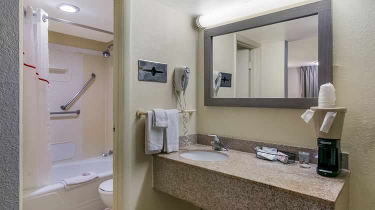 Red Roof Inn Baltimore Room