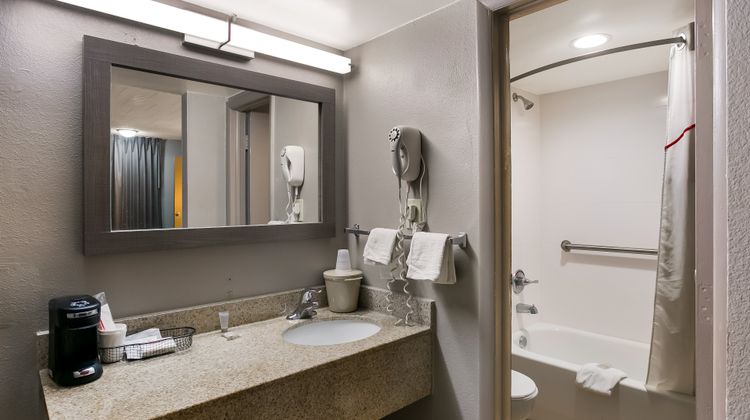 Red Roof Inn Baltimore Room
