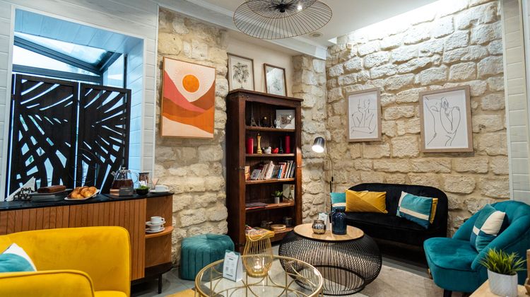 Lilas Blanc Hotel Lobby