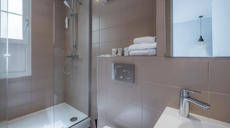 Lilas Blanc Hotel Room