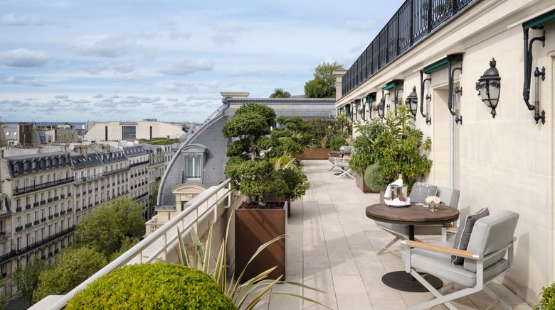 <b>The Peninsula Paris Room</b>. Images powered by <a href=https://www.travelagewest.com/Hotels/Paris/