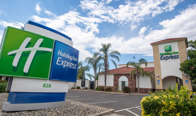 Holiday Inn Express Oakdale Exterior