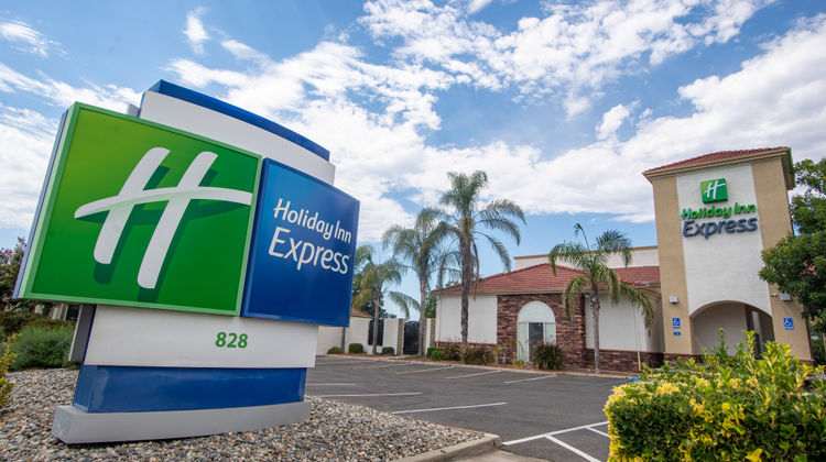 Holiday Inn Express Oakdale Exterior