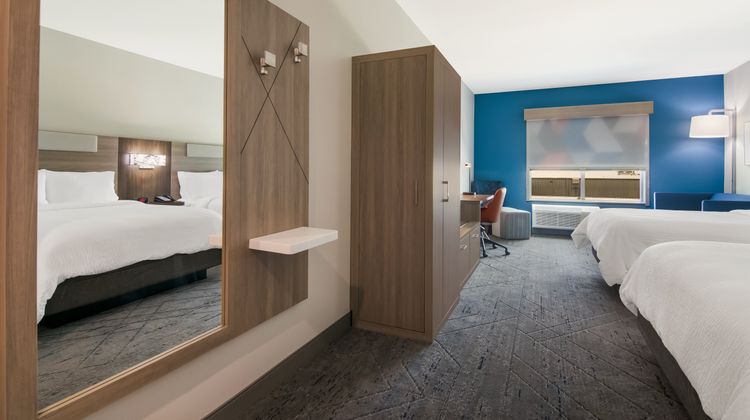 Holiday Inn Express & Suites Springdale Room
